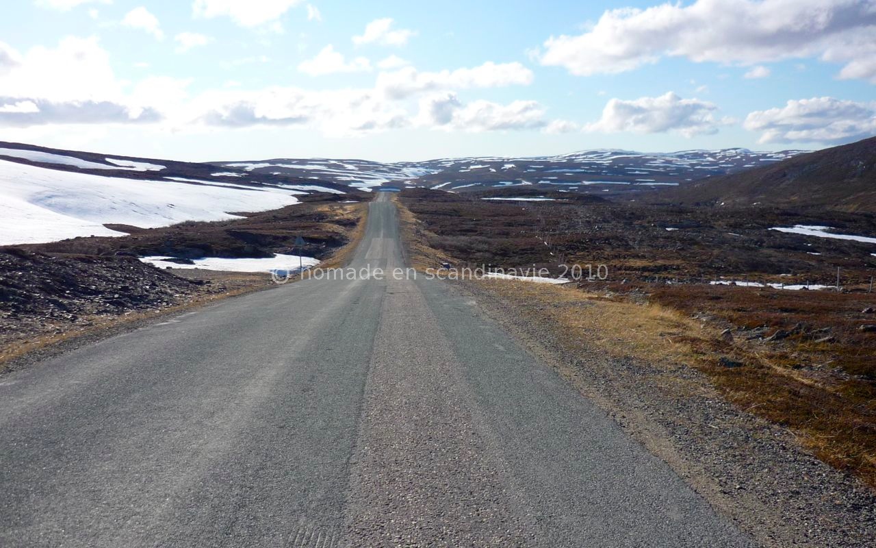 La route présente un long passage non revêtu.