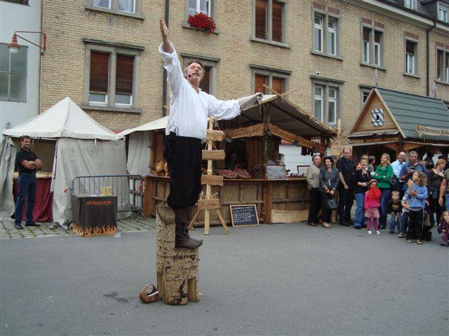 Eine Persiflage über deb Falkner der Burg Falkenstein, mit Sachkenntnis der Falkenkunde und Spasselemente in der Show, Dauer ca. 20 min.