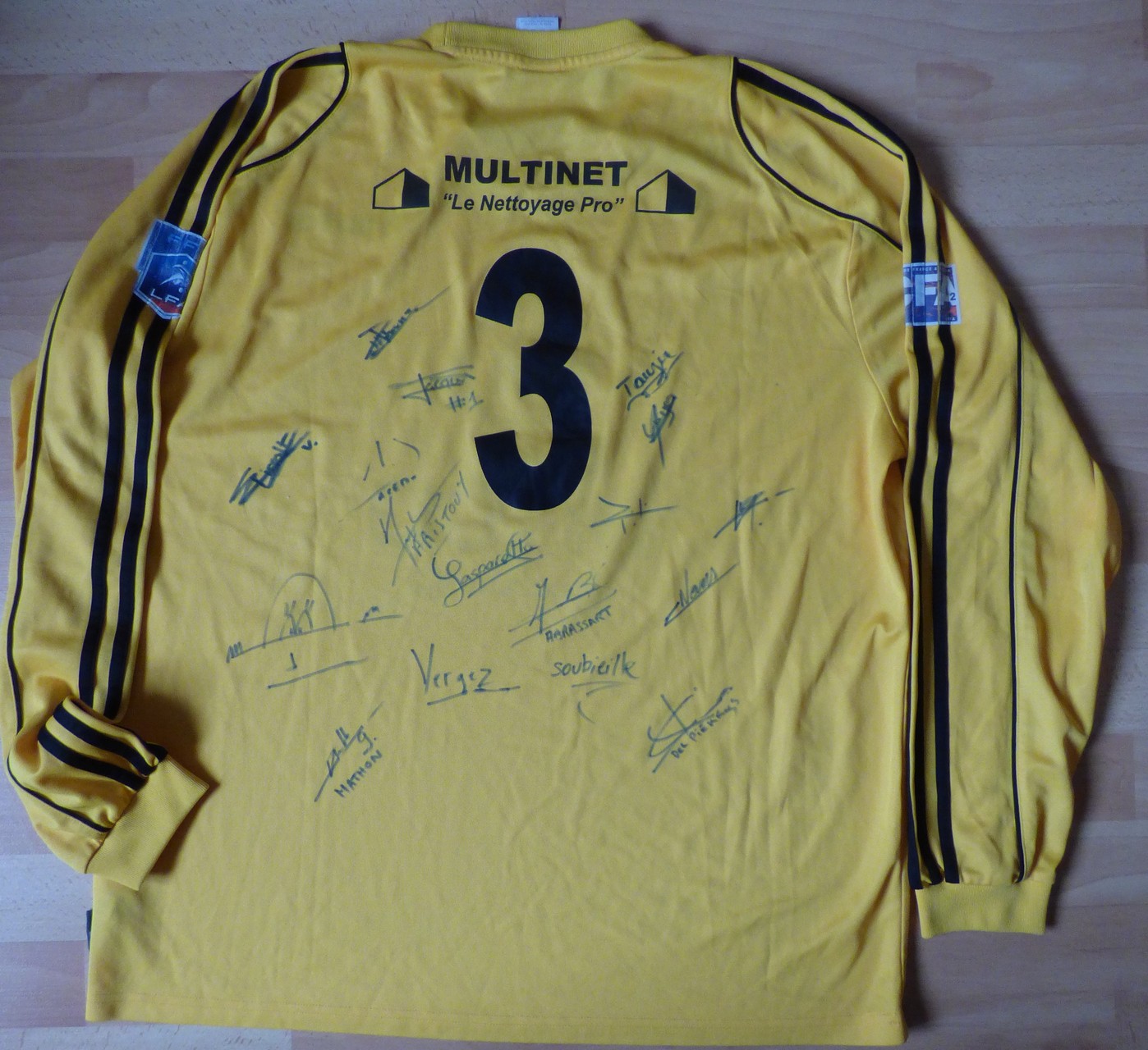 Maillot Montée CFA 2011, dédicacé équipe saison 2011/12