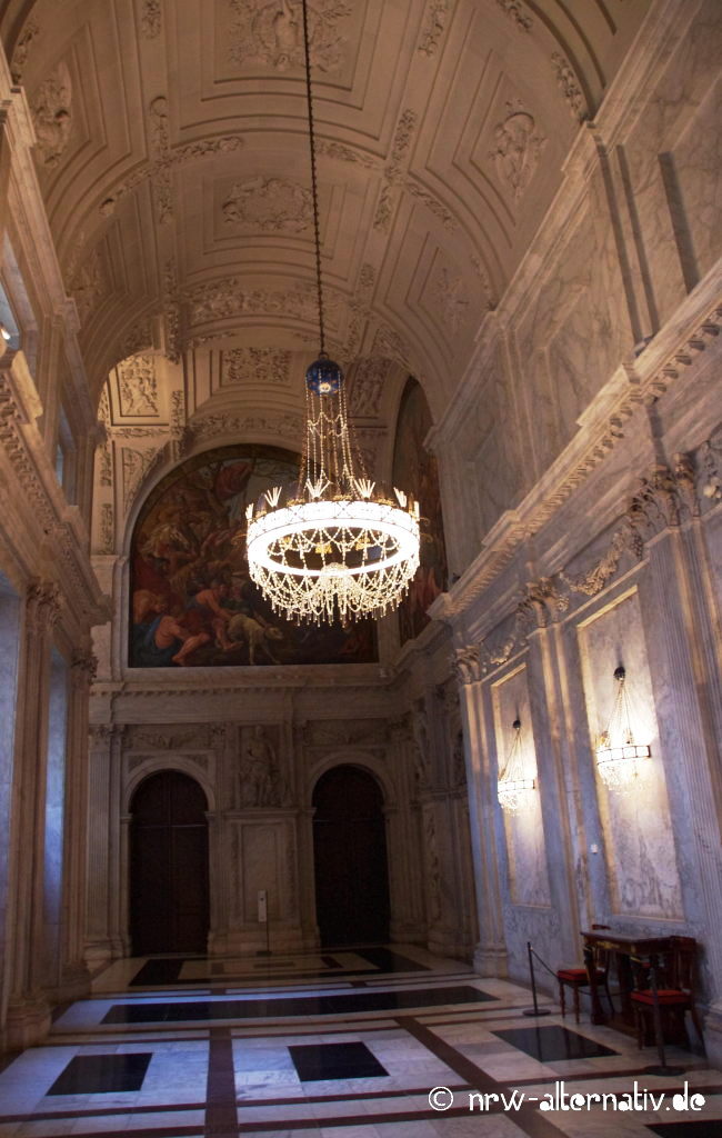 Schöne Eingangstür im Koeniglijke Paleis in Amsterdam 