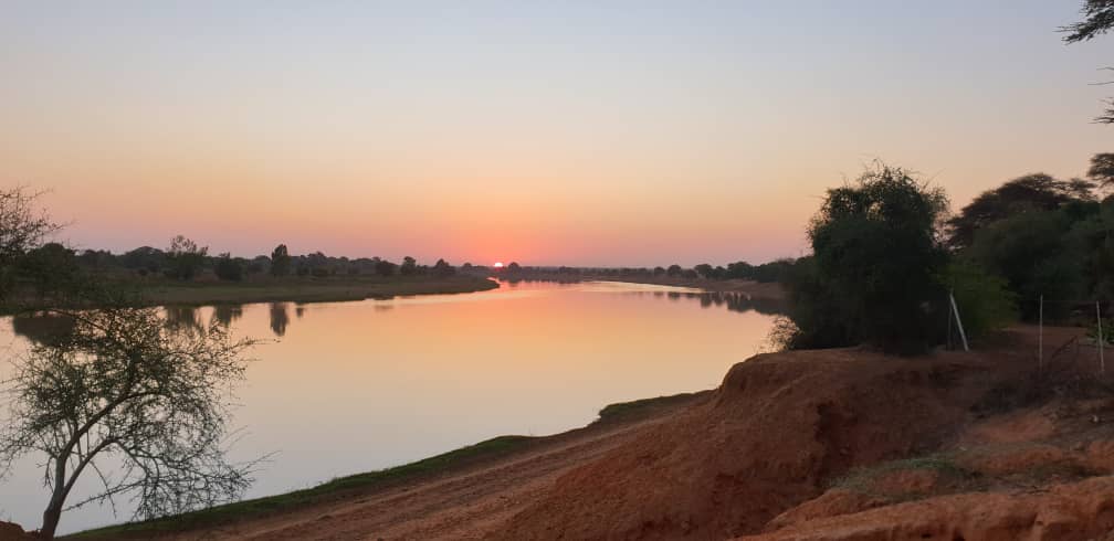 Lever de soleil sur le fleuve Doué au campement de la bécassine