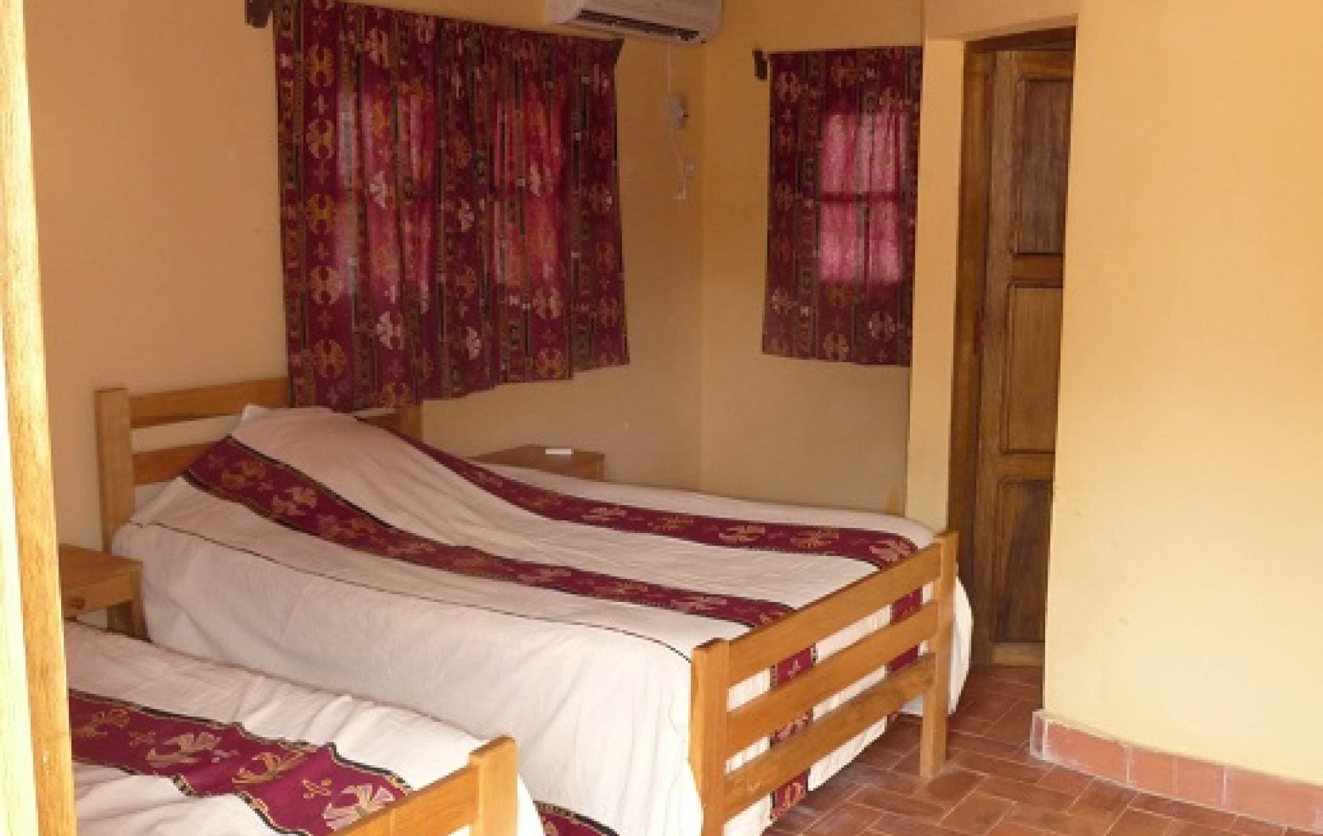 Intérieur d'une case du campement de la bécassine