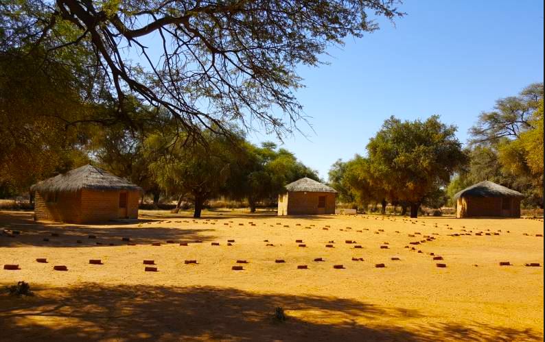 Les cases du campement de la bécassine