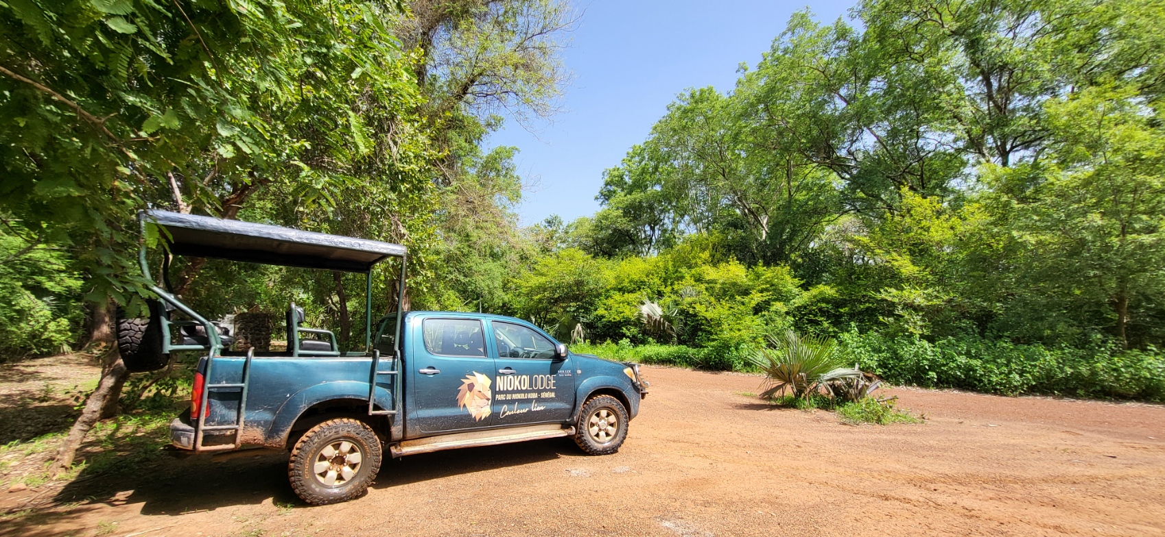 Un des véhicules du Niokolodge 