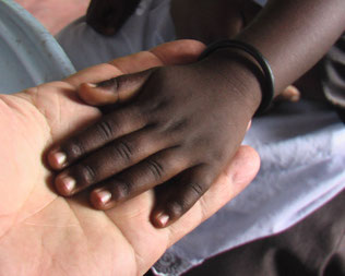 Die Hand von der kleinen Joy in der Hand von Hans Gnann