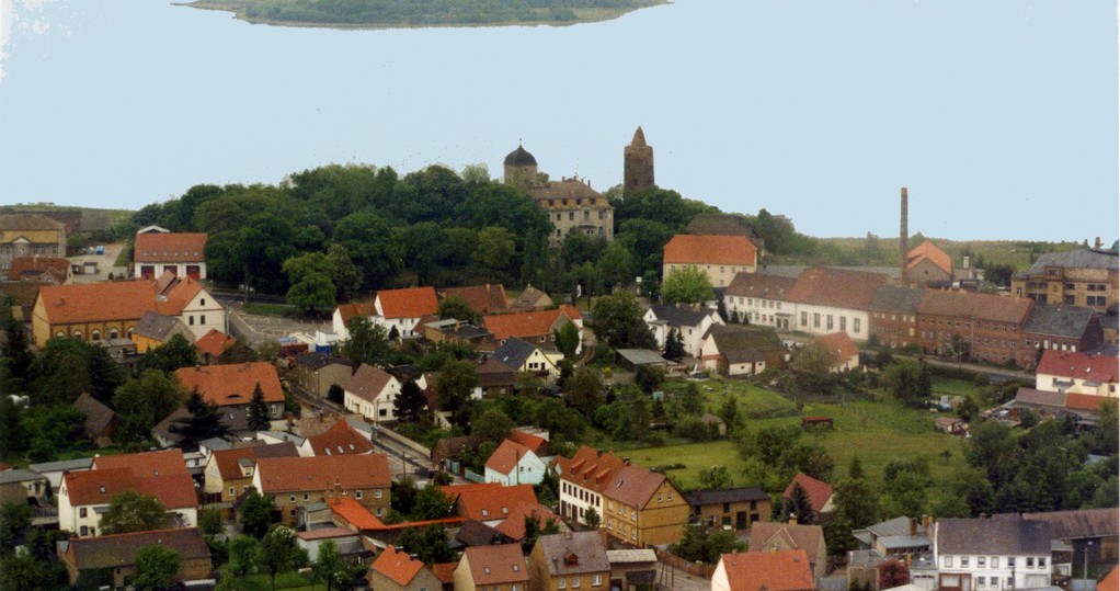 Der Dorfkern mit Schloss und Rotem Turm