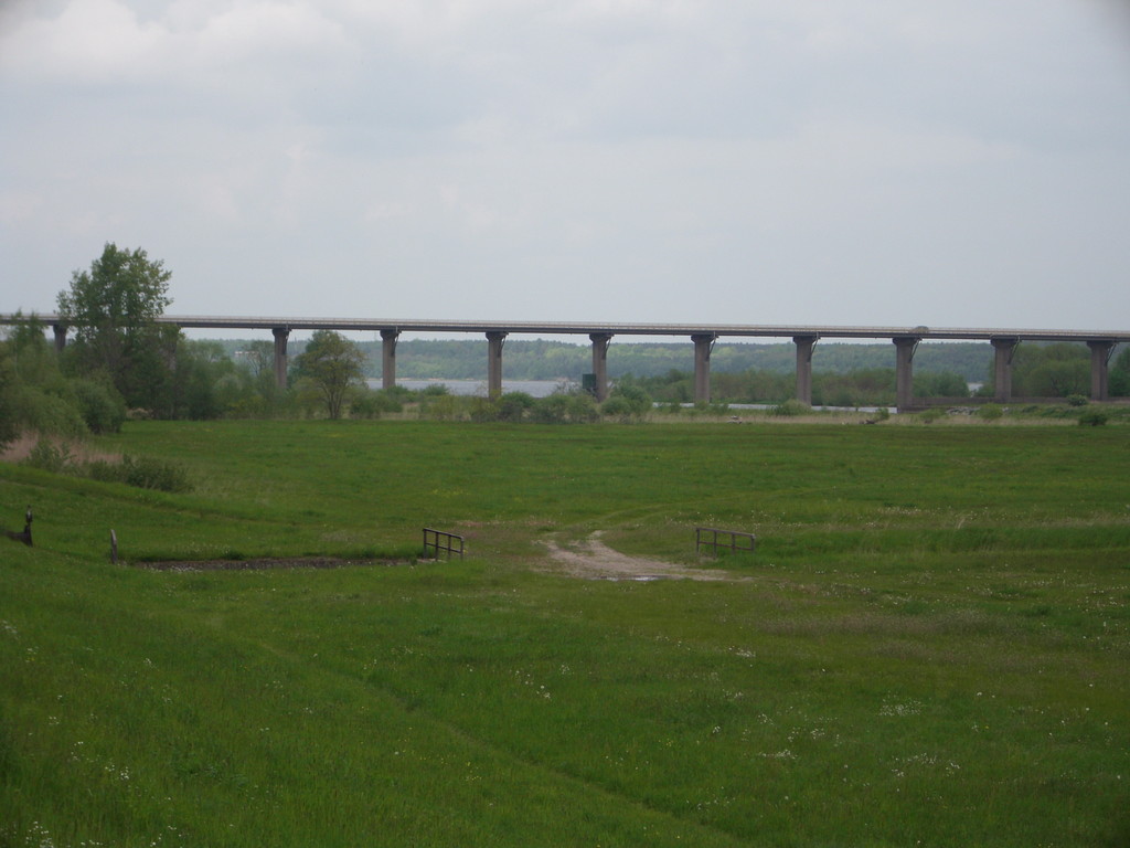 über die Mulde spannt sicht die Brücke Richtung Dübener Heide (ihre Tage sind warscheinlich bis 2015 gezählt)