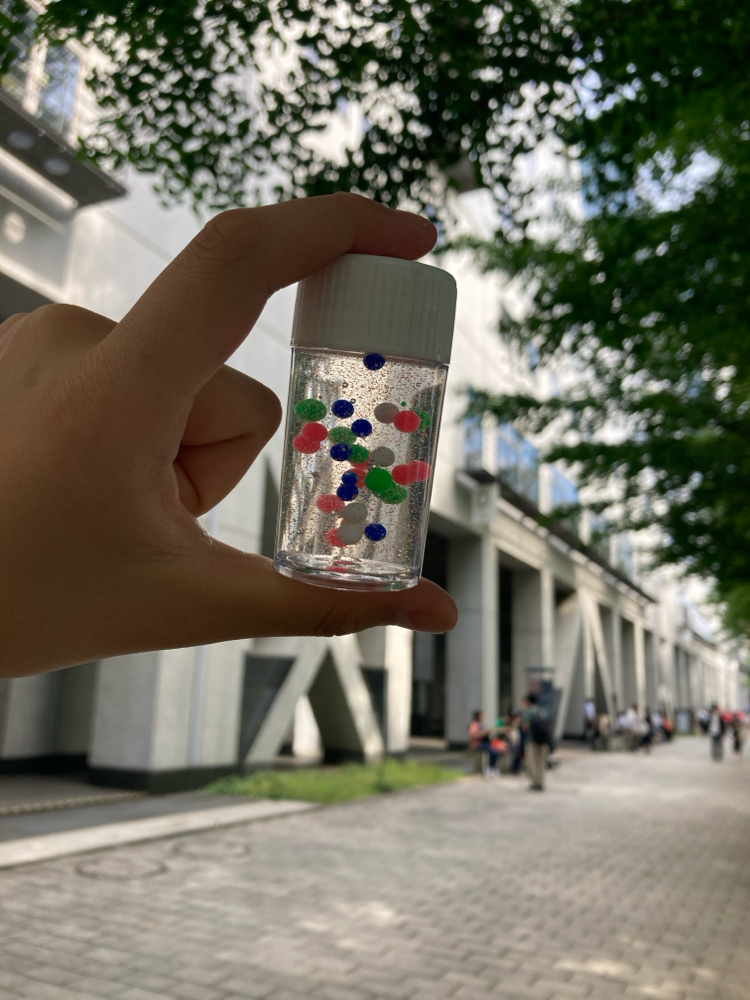 東大での体験で作ったものです✨振ると透明な部分が液体に変わり中の球が動くんです😲