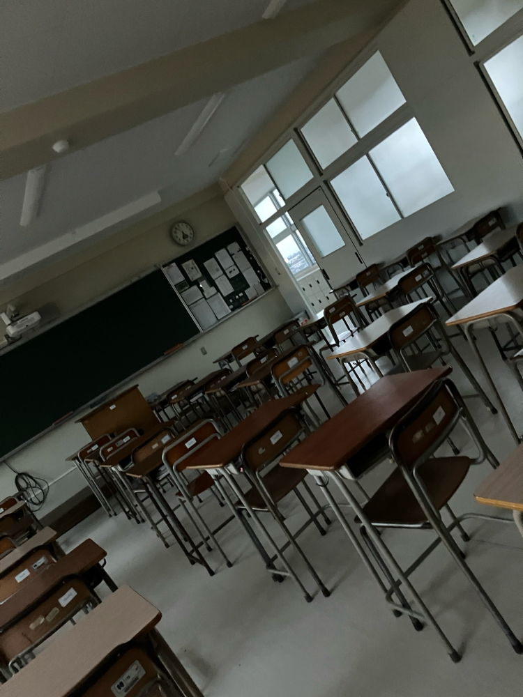 誰もいない教室が新鮮だったので撮ってみました☺️