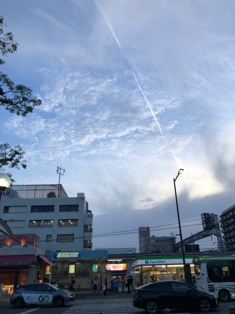 せんげん台で撮りました~立派なひこうき雲です✈️🌟思わず声が出てしまうくらい綺麗でした✨