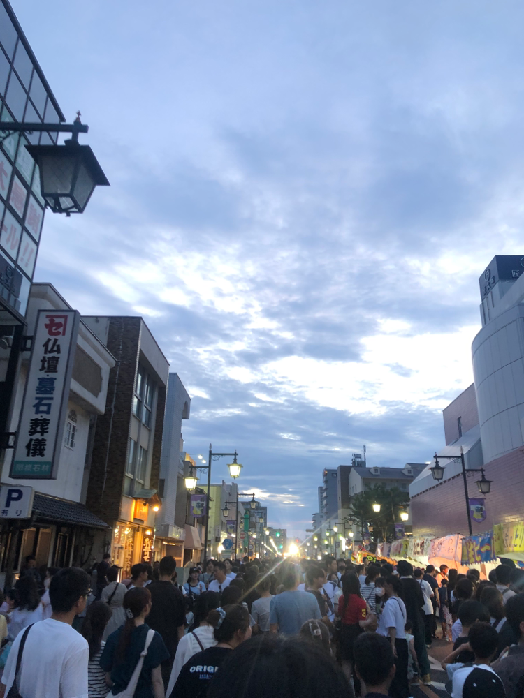 中学の時の友達とお祭りに行きました🍧すごい人混みだ…🫠