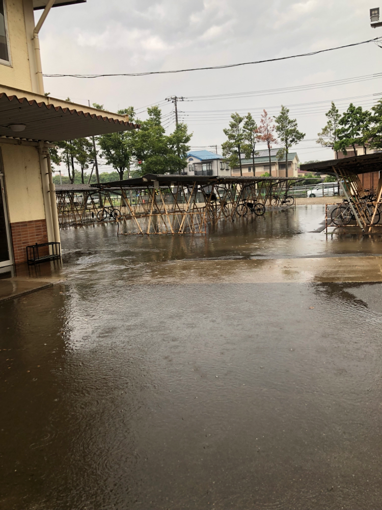 テスト期間の大雨が降った日。水たまり過ぎ…