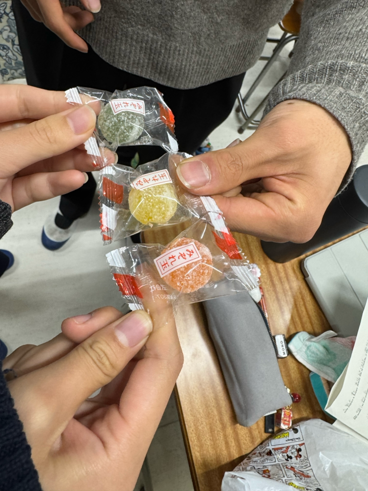 友達とみぞれ玉で信号機🚥を作って遊びました　最近寒すぎて外出しておらずいい写真がありませんでした笑