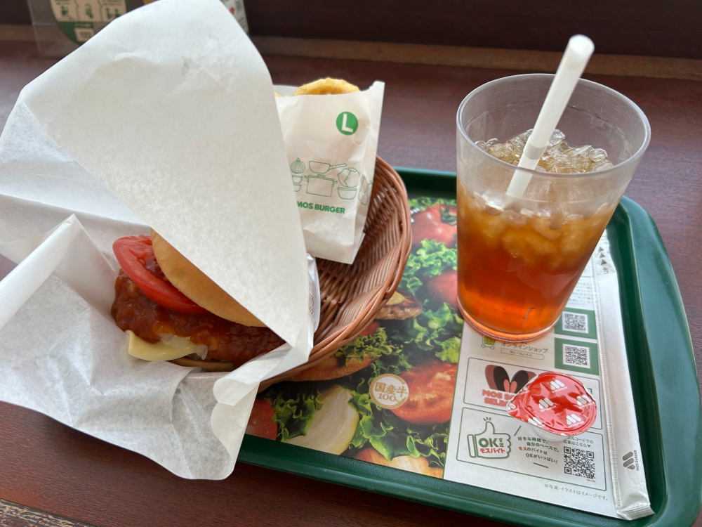 テスト期間に友人と食べに行きました!🍔