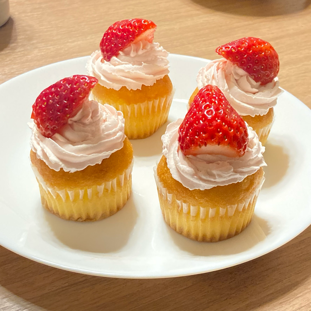 いちごと生クリームのっけて作りました🍓