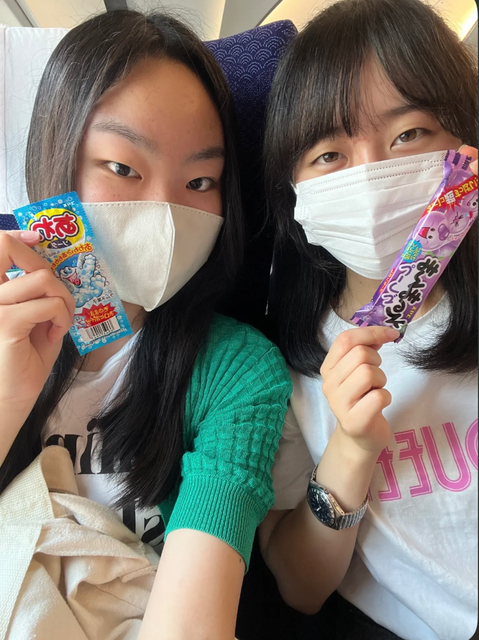 特急の中で撮った写真です🎶なぜか駄菓子を持ってます笑笑