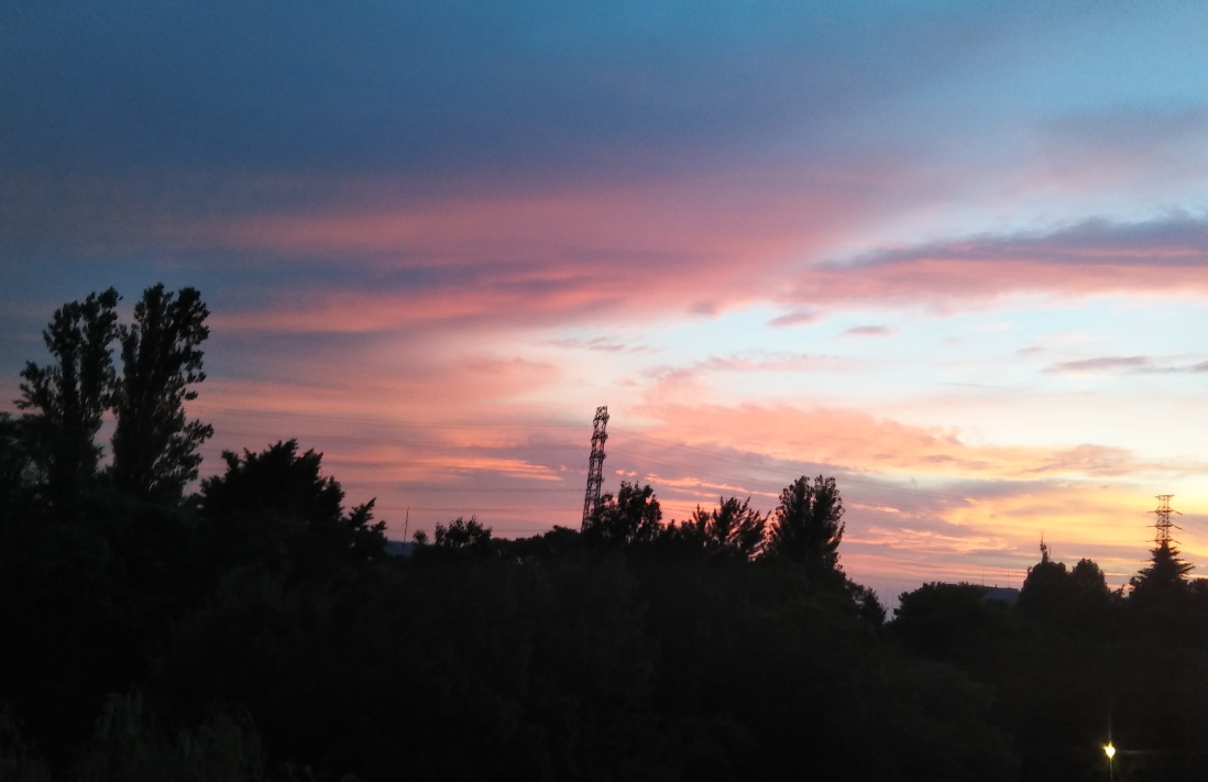 自宅から、綺麗な夕焼けを見ることができました。