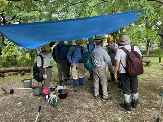 白瀬川広場ブルーシートを張って雨宿り