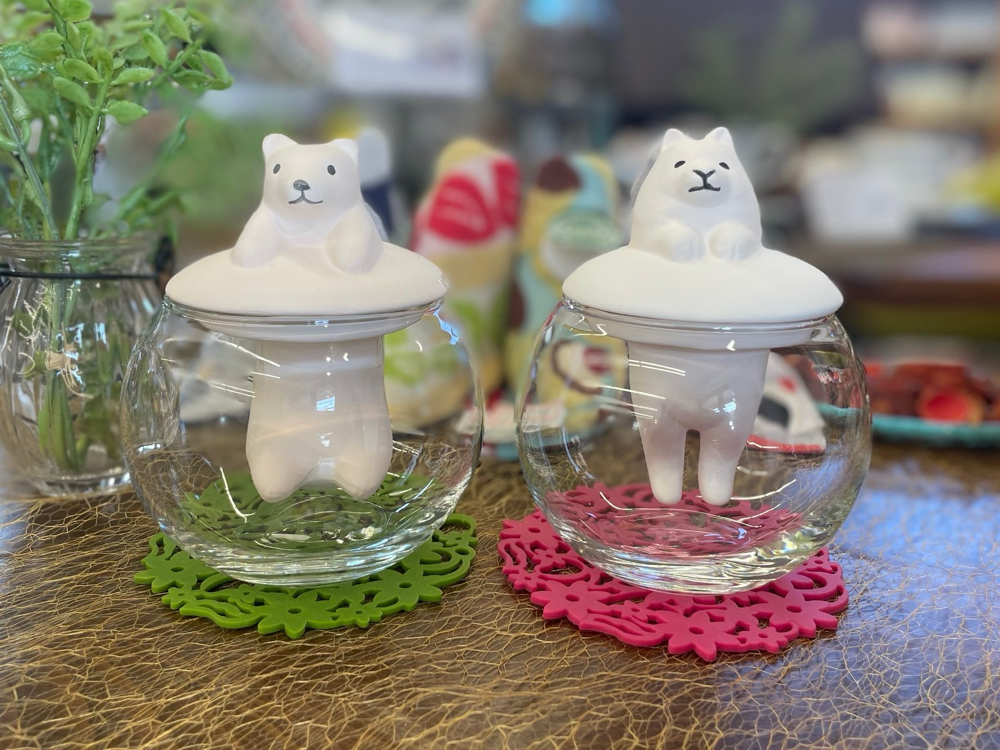 ②ナチュラル加湿器 左:シロクマ・右:サモエド