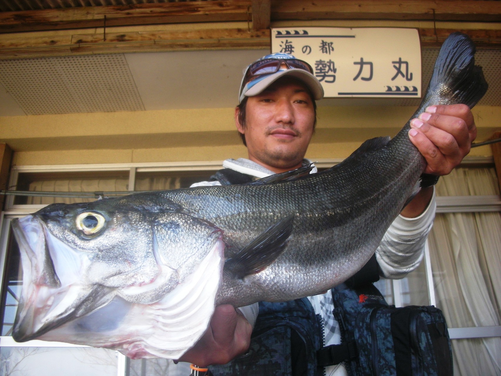 １０月１４日　ルアー釣りで古庄さん　スズキ７１．５㎝