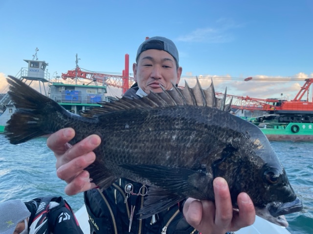 １２月３０日　磯釣りで岡本さん　ガバチヌ５０cm