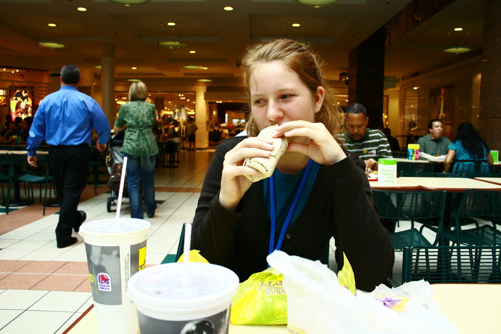 Clara und ihr wahrscheinlich erster amerikanischer Burger! (oder wie auch immer es aussehen mag...:)