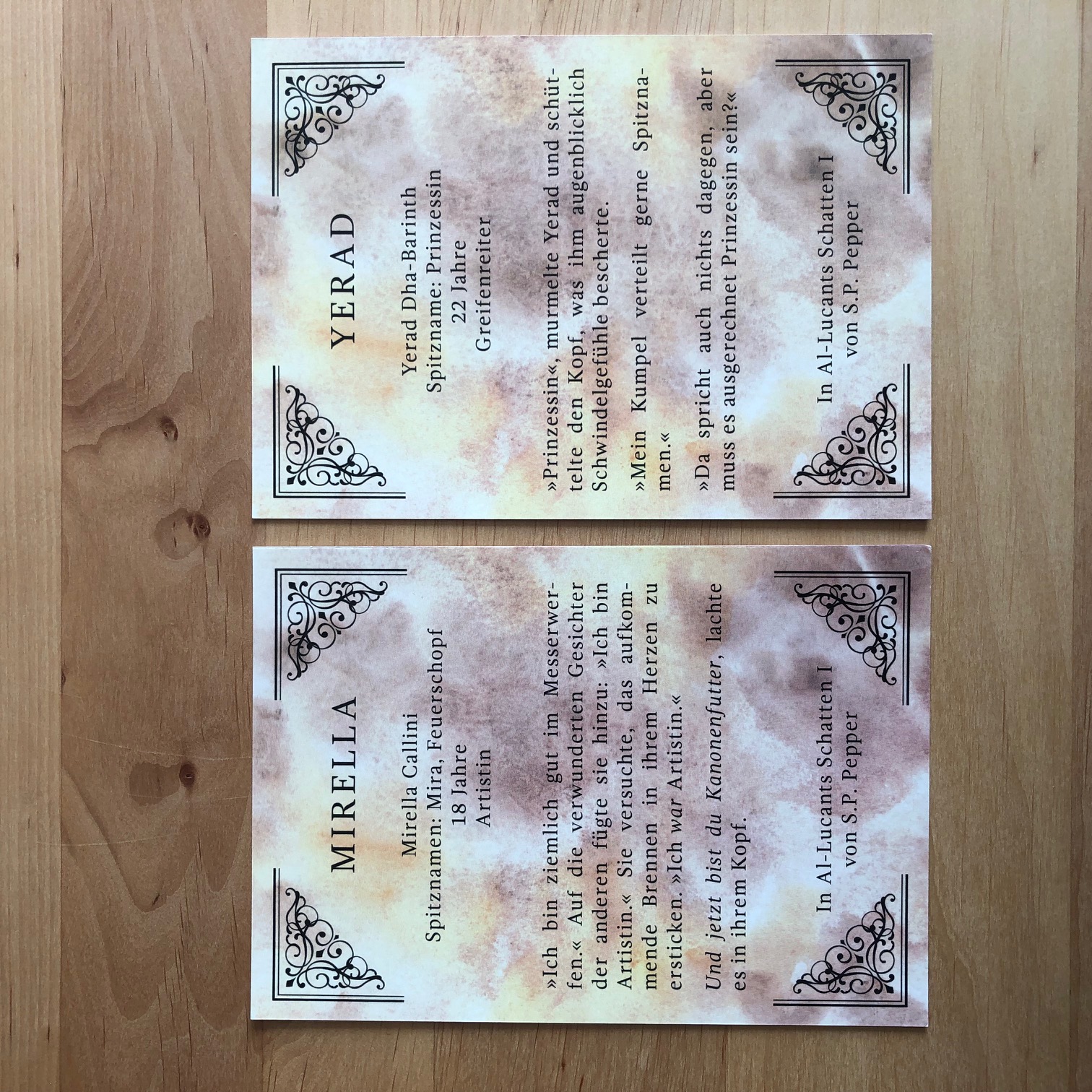 Rückseiten Charakterkarten (in den Boxen a, b und c)