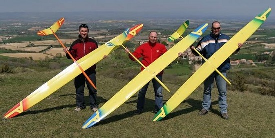 3 pilotes avec leur planeur radiocommandé Alliaj Aeromod , dans le Lauragais