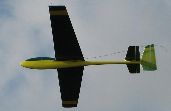 planeur Coquillaj Aeromod jaune et vert en vol, vu de dessous