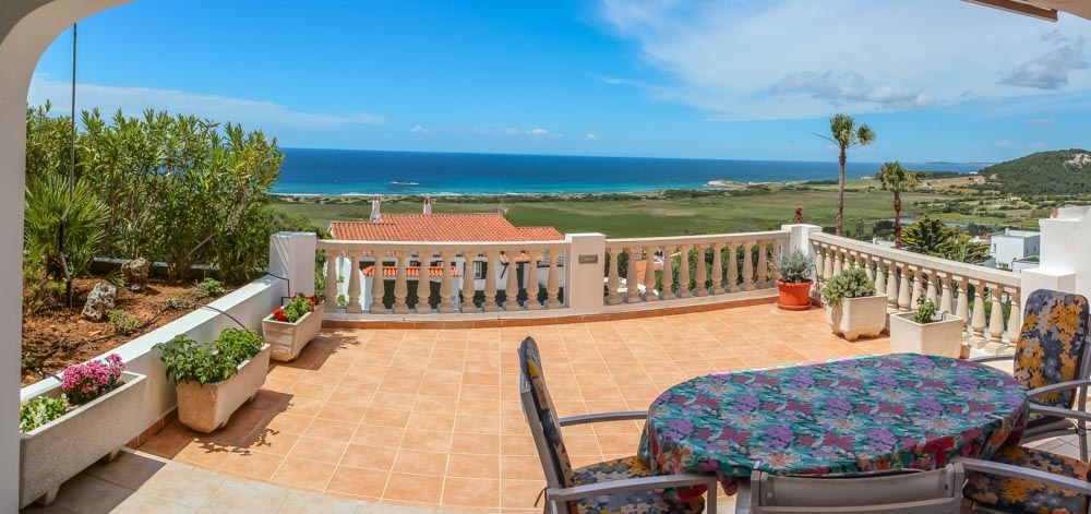 Terrasse mit Blick aufs Meer