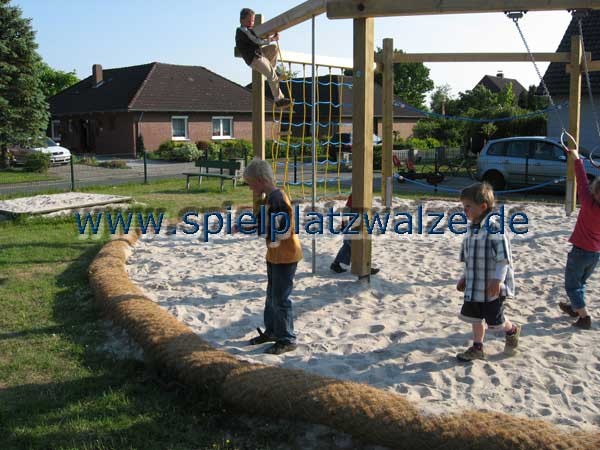 Spielplatzwalzen halten den Sand unter den Klettergerüsten