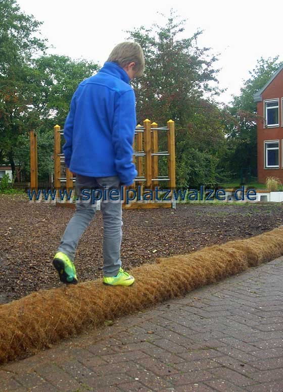 Spielplatzwalzen auf einem Schulhof