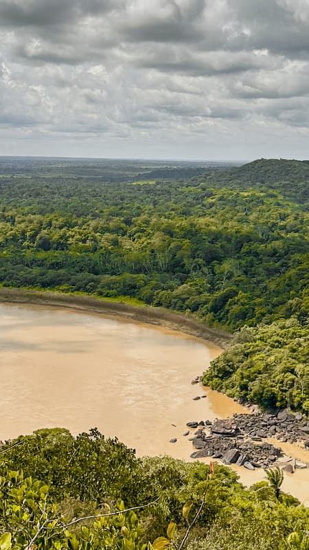 Vom Aussichtspunkt bietet sich Euch eine atemberaubende Panoramasicht auf die Tieflandebene des Amazonas und die Ausläufer des Nationalpark Serrania de La Macarena 