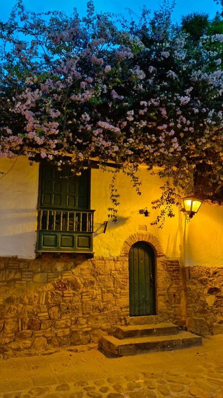 Mit Laterne beleuchtete Hausfasse in Villa de Leyva