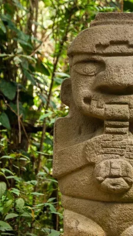 Im Statuenwald des Parks