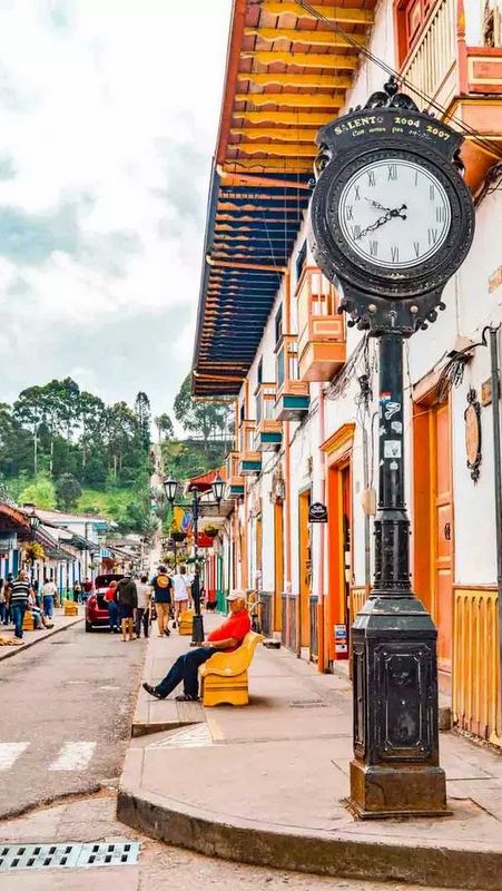 Blick in die Calle Real von Salento mit Standuhr im Vordergrund