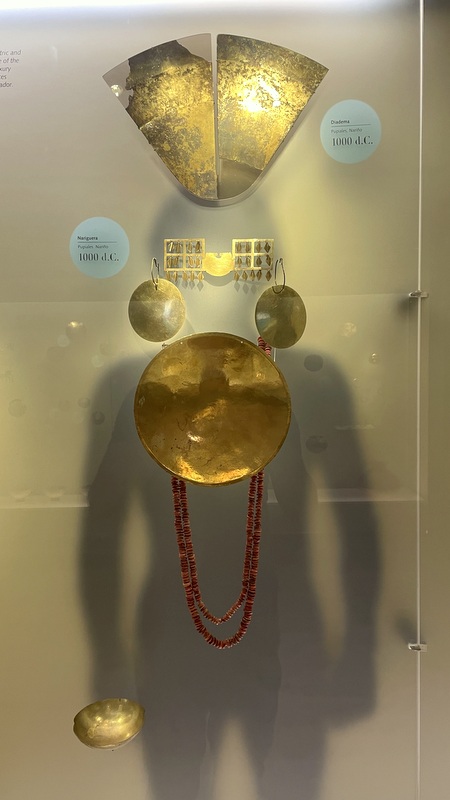 Schatten-Silhouette eines präkolumbischen Schamanen mit Gold geschmückt im goldmuseum Bogota