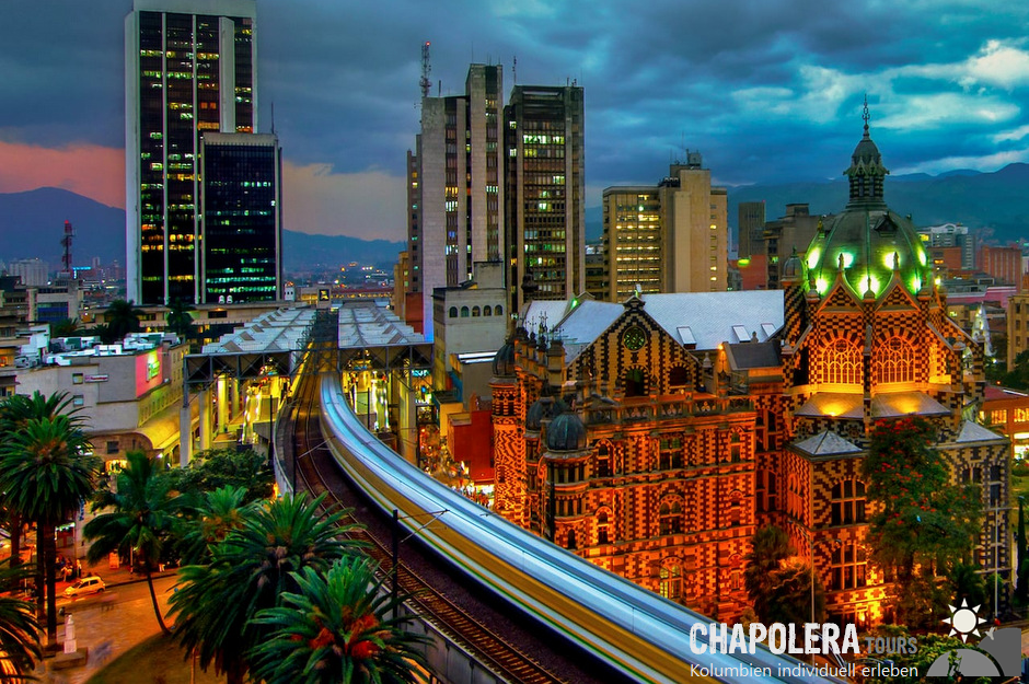 4 Tage Reisebaustein Medellin & Guatape (Foto: Zentrum von Medellin mit Metro zur Dämmerung)