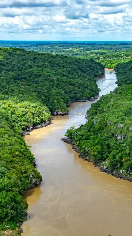 Blick auf den Fluss & die Landschaft
