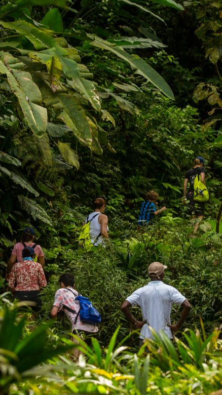 Menschen auf dem Weg zur Cascada de amor Nuqui