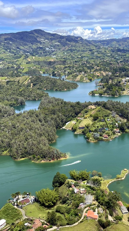 ... auf die idyllische Seenlandschaft