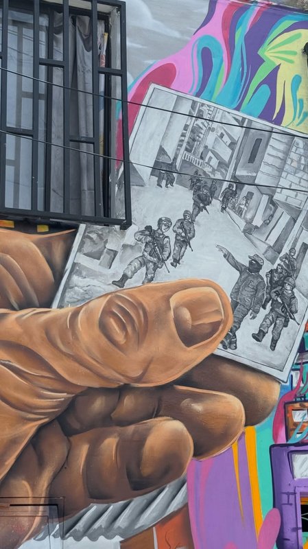 Graffiti über die Operation Orion in der Comuna 13 in Medellin