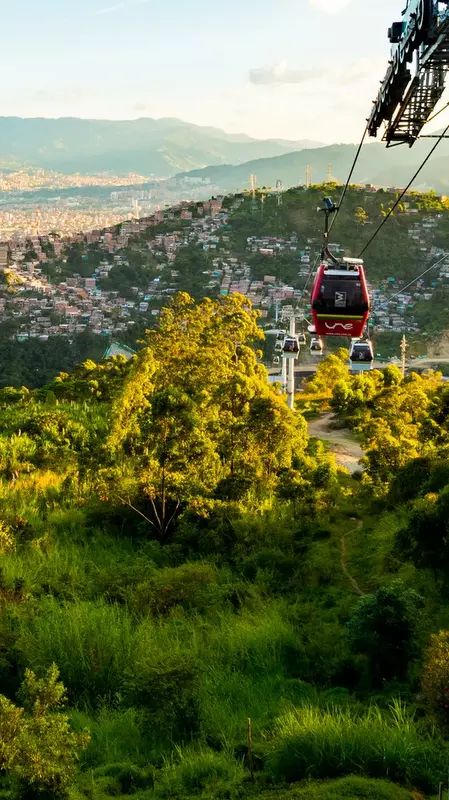 Luftaufnahme der Metro-Seilbahn in Medellin