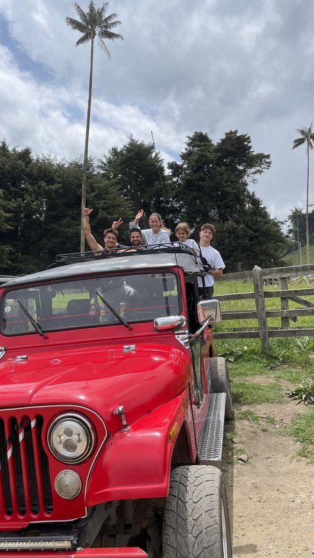 Jeep mit Fahrgästen im Valle de Cocora