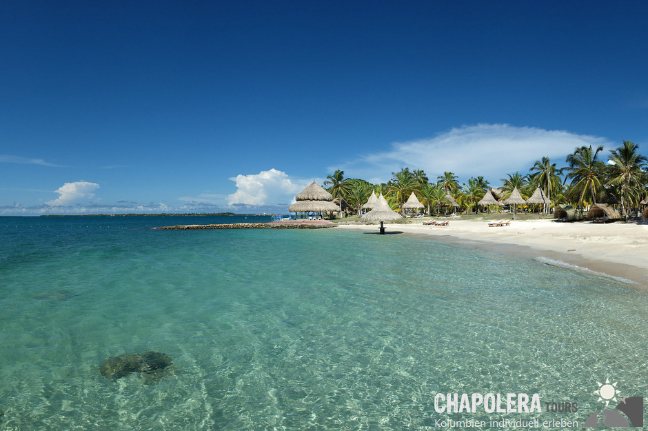 4 Tage Reisebaustein Isla Mucura - Blick auf die idyllische Traum-Insel mit sanften, türkisfarbenen Wellen an weißem Sandstrand mit Palmen, perfekte Badeverlängerung für Cartagena und toller Abschluss für eine Kolumbien-Reise 