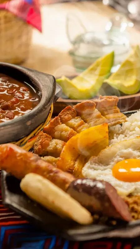 Teller mit Bandeja Paisa