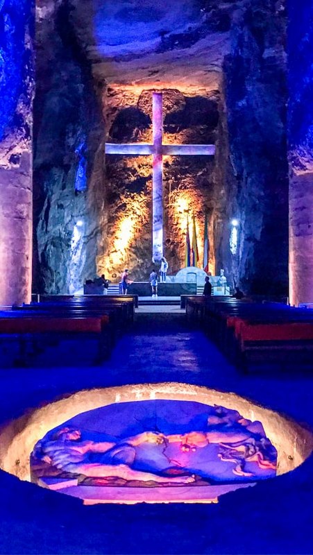 Im beleuchteten Hauptschiff der Salzkathedrale Zipaquira
