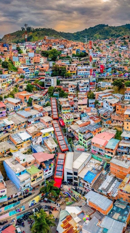 Luftaufnahme der Comuna 13 in Medellin