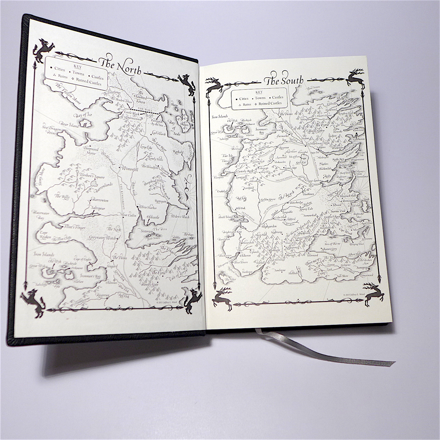 A Game of Thrones G.R.R. Martin leatherbound book annabuchwunder