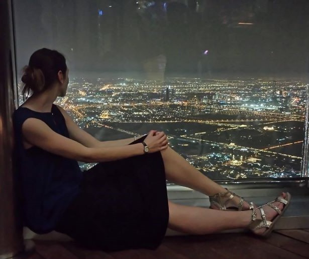 Der Blick auf die Lichter der Stadt ist der perfekte Abschluss für den Tag.